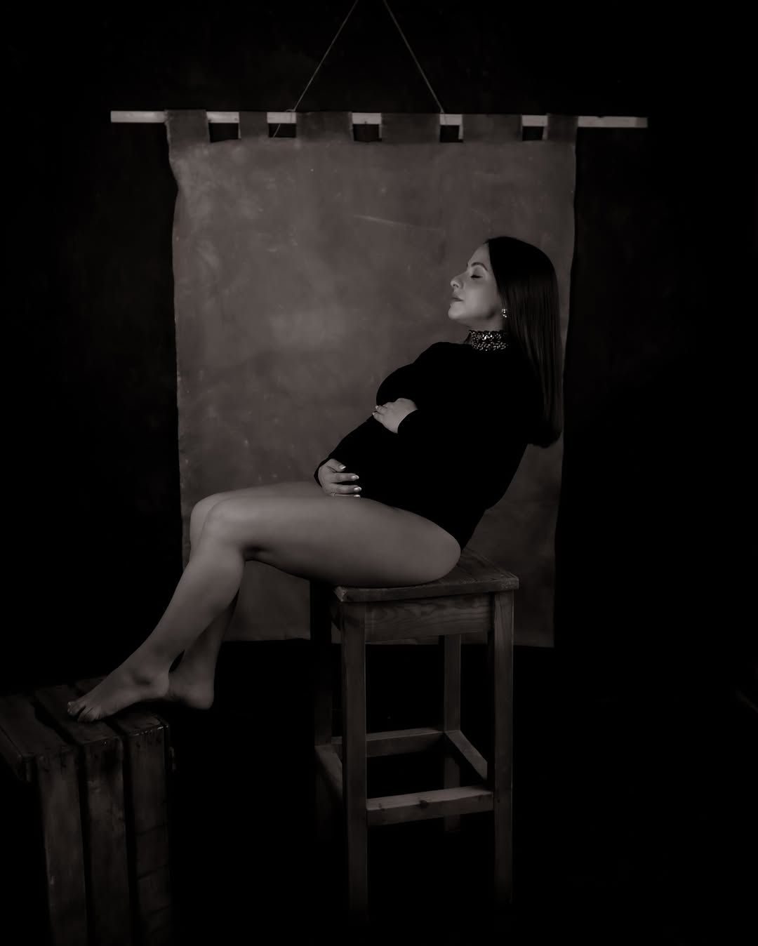 Retrato editorial de embarazo en estudio