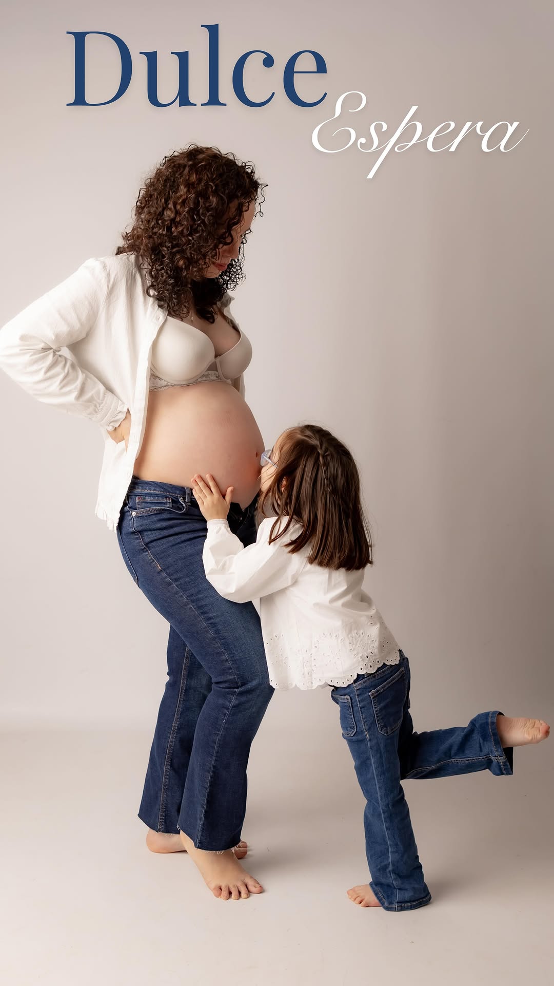 Madre embarazada con una niña en estudio